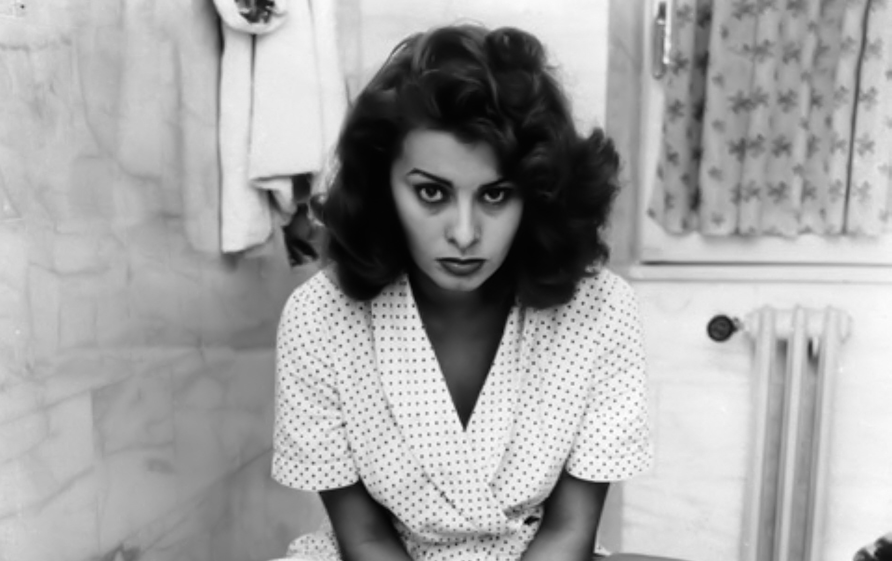 Sophia Loren overcame a brutal childhood and bullying to become a screen  goddess - Happy Santa