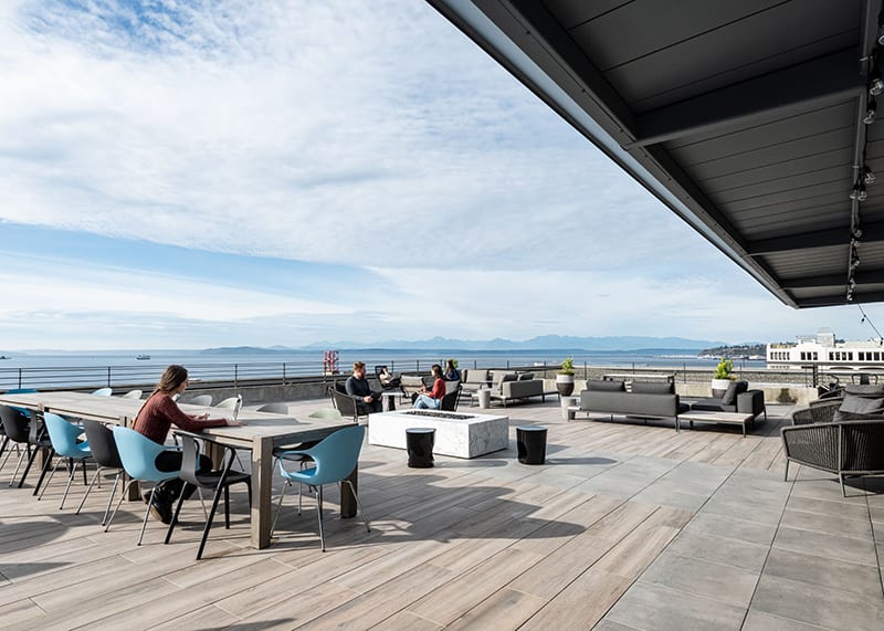 Fotos: Cómo crear un espacio de trabajo funcional en la terraza: monta una  oficina en casa con luz, aire fresco y buenas vistas