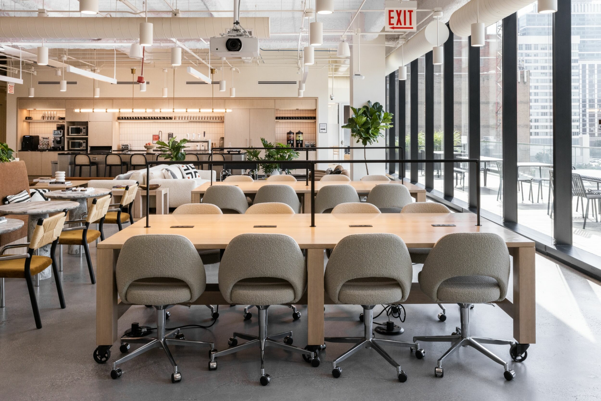 Rows of hot desks.
